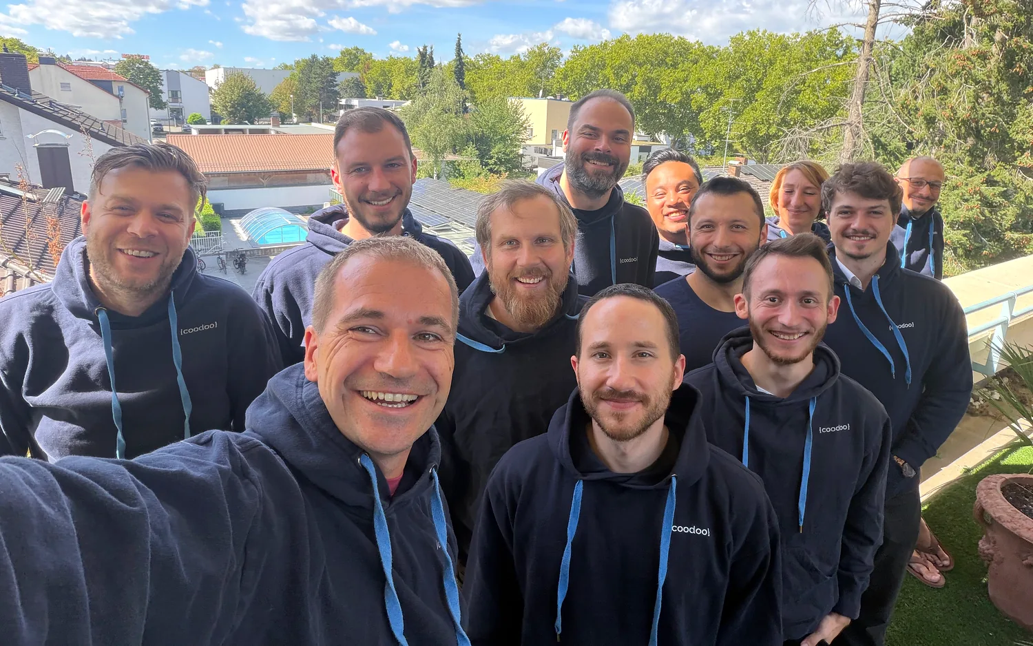 Das coodoo Team, Gruppenfoto auf dem Balkon