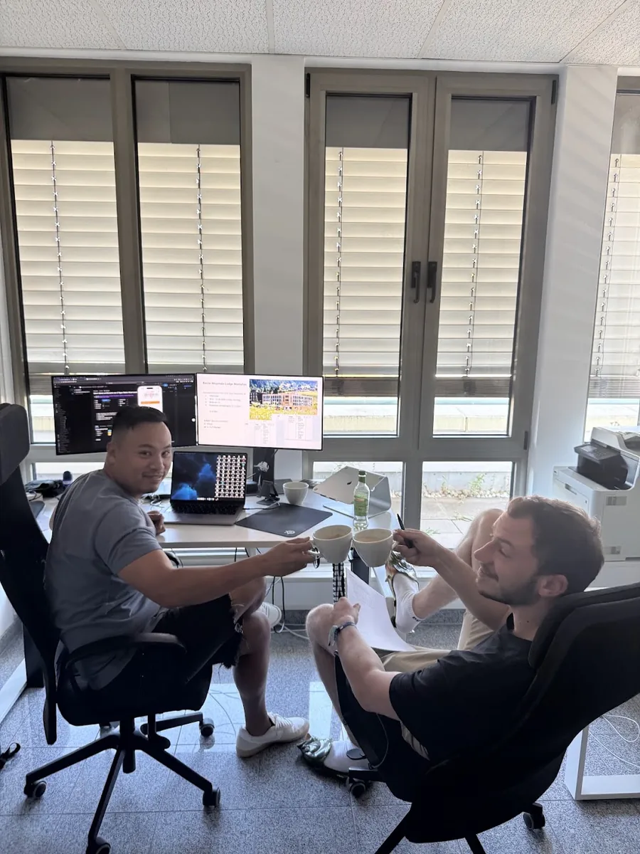 Gemeinsam am Schreibtisch im coodoo Büro