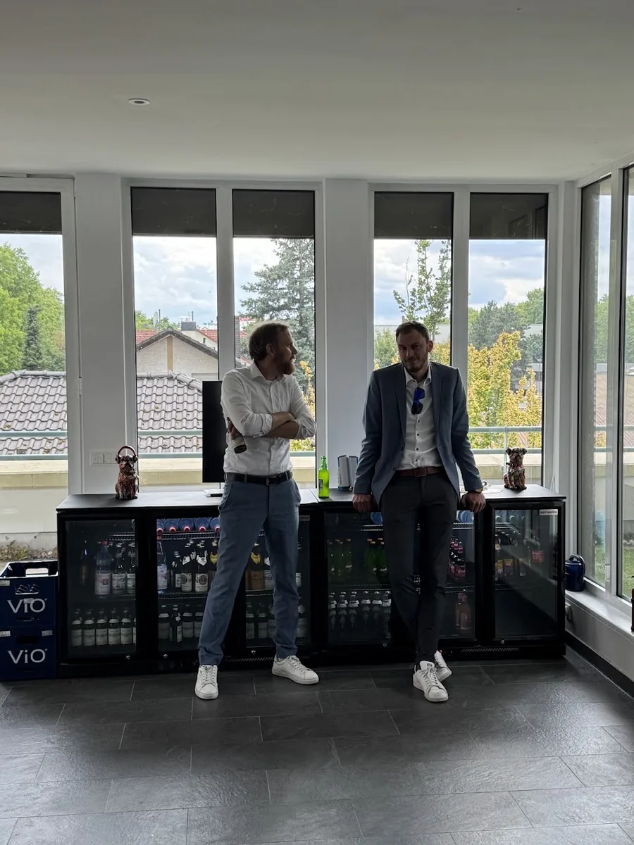 Zwei Kollegen im Gespräch im coodoo Büro