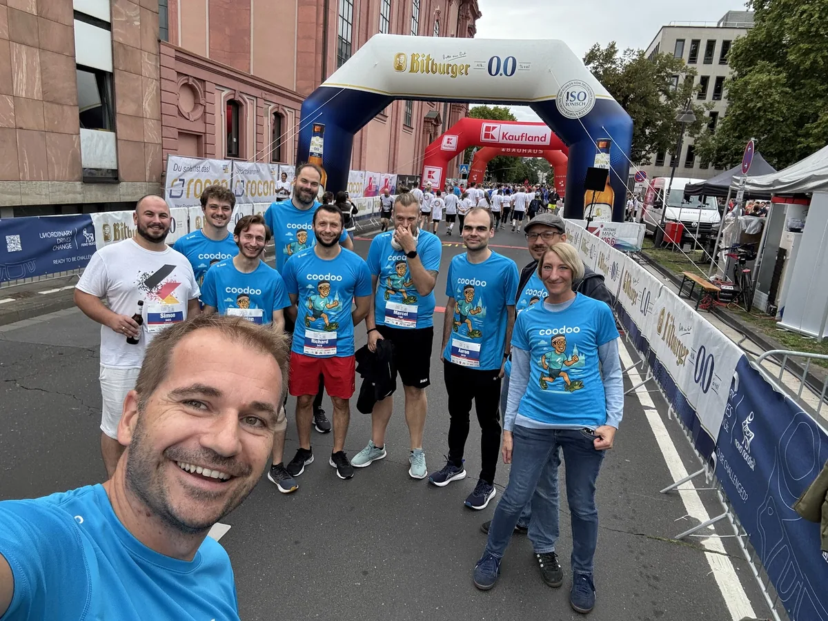 Das coodoo Laufteam am Zielbogen des Firmenlaufs