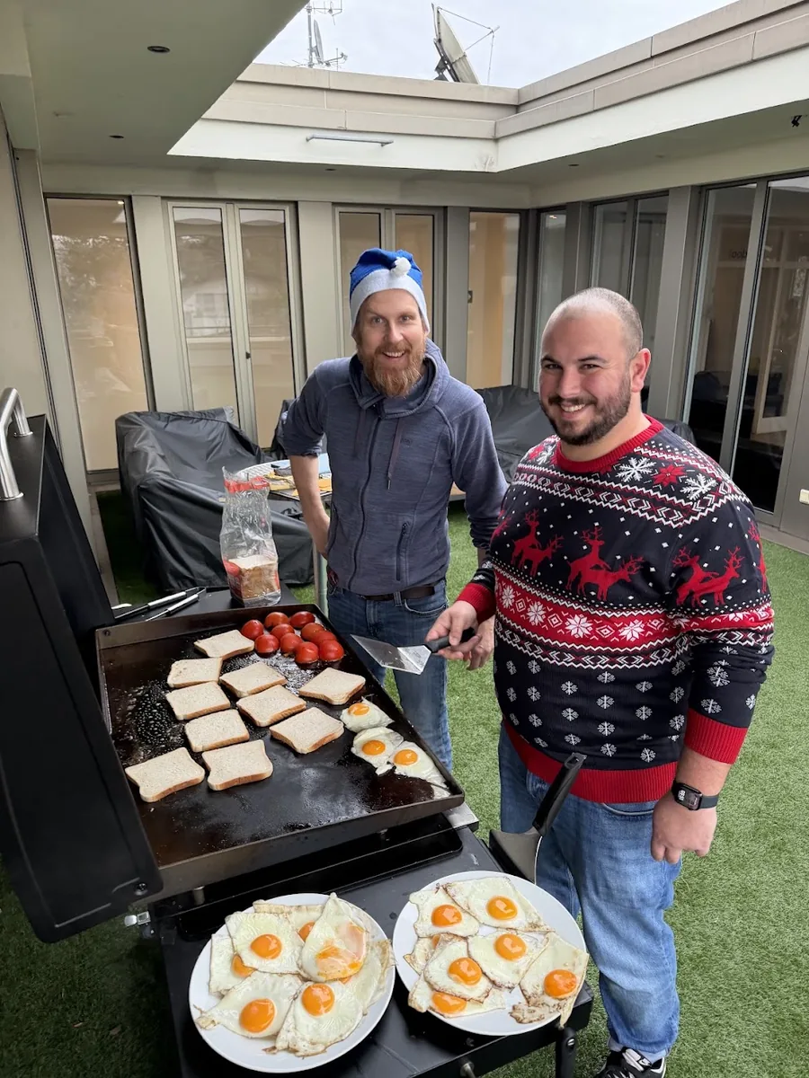 Frühstück vom Grill auf der Dachterrasse